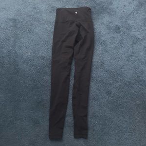 Black lululemon wonder under high rise 6